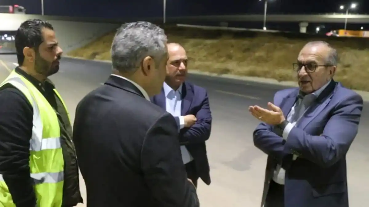 وزير الأشغال يتفقد مشروع إنارة ممر عمان التنموي بالطاقة الشمسية