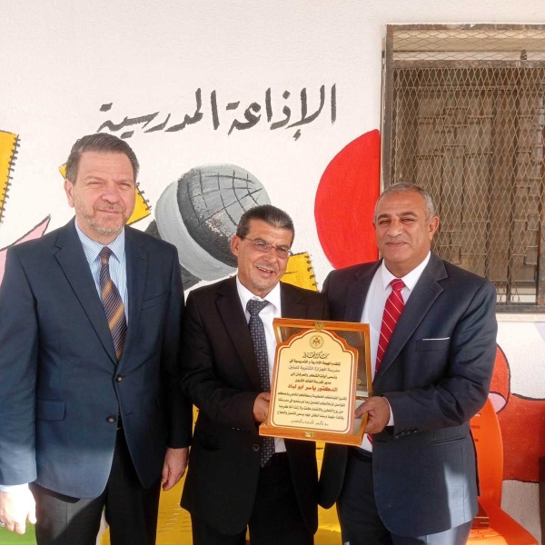 حزب الإصلاح يُكرم المعلمين في مدرسة الجزازة الثانوية بجرش
