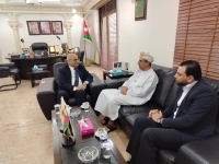 نقيب الصحفيين يبحث ومسؤولاً عُمانيا تعزيز التعاون الإعلامي المشترك