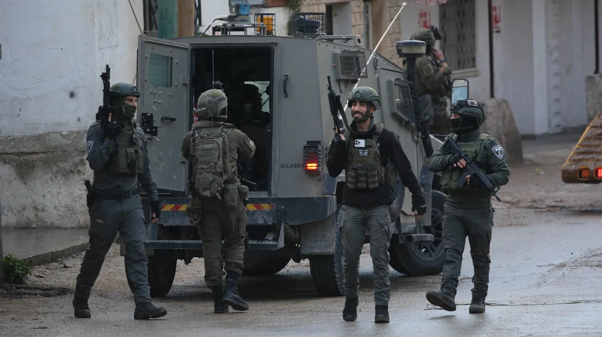 إصابة فلسطينيين باعتداء مستوطنين واعتقالات بالضفة والقدس